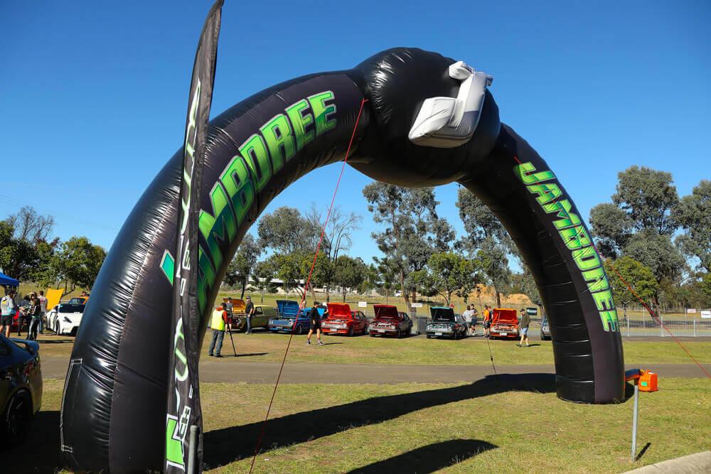 inflatable-curved-arch-event
